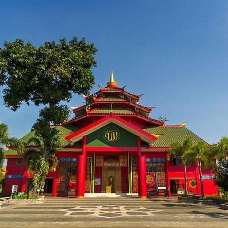 Oyo 235 Maumu Hotel & Lounge Surabaya Bagian luar foto