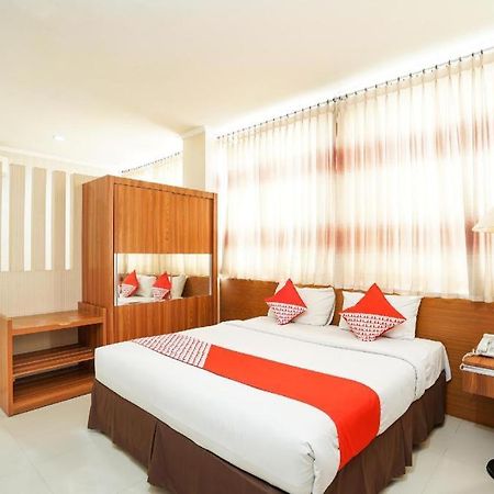 Oyo 235 Maumu Hotel & Lounge Surabaya Bagian luar foto
