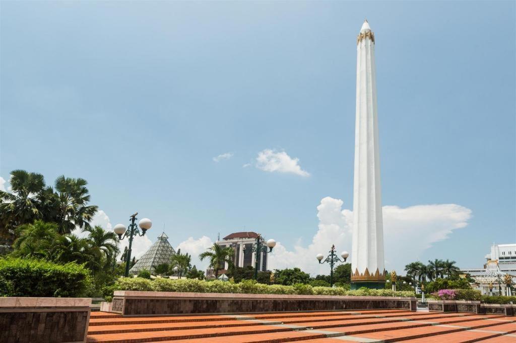 Oyo 235 Maumu Hotel & Lounge Surabaya Bagian luar foto