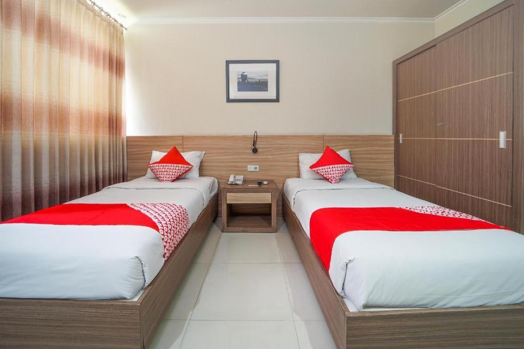 Oyo 235 Maumu Hotel & Lounge Surabaya Bagian luar foto