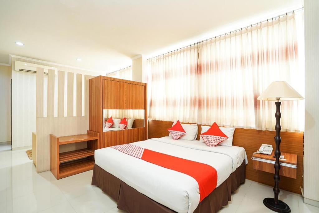 Oyo 235 Maumu Hotel & Lounge Surabaya Bagian luar foto