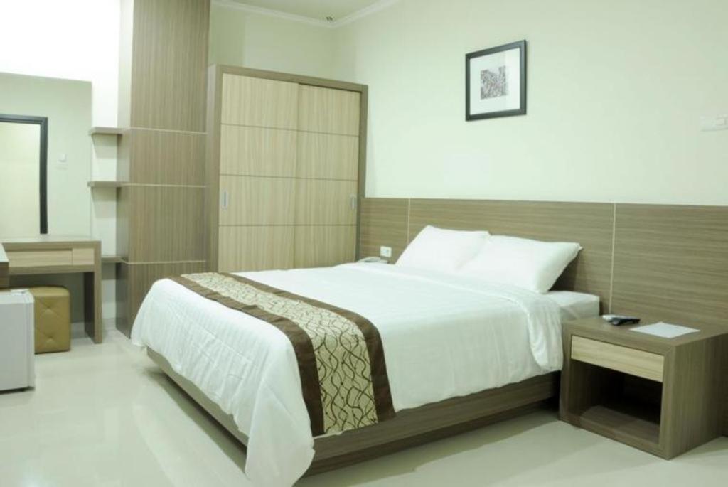 Oyo 235 Maumu Hotel & Lounge Surabaya Bagian luar foto