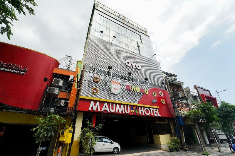 Oyo 235 Maumu Hotel & Lounge Surabaya Bagian luar foto