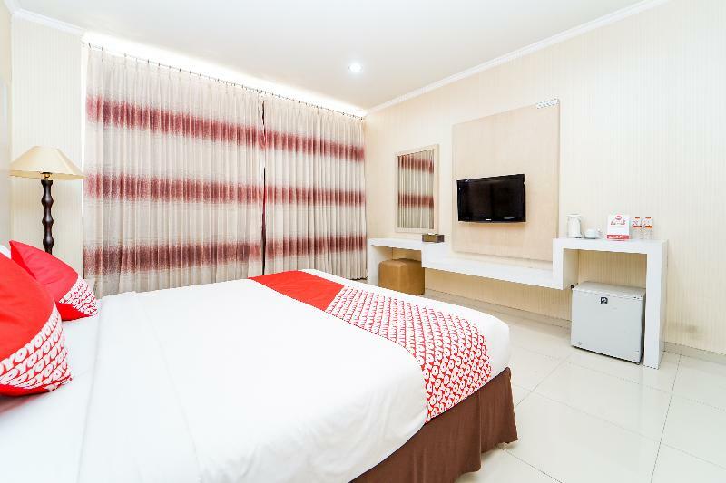Oyo 235 Maumu Hotel & Lounge Surabaya Bagian luar foto