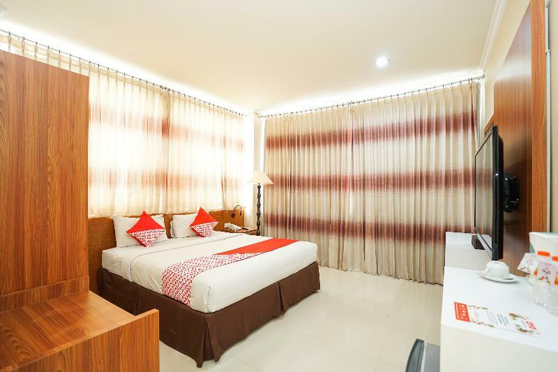 Oyo 235 Maumu Hotel & Lounge Surabaya Bagian luar foto