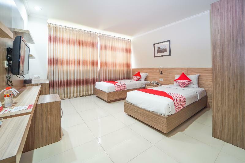 Oyo 235 Maumu Hotel & Lounge Surabaya Bagian luar foto