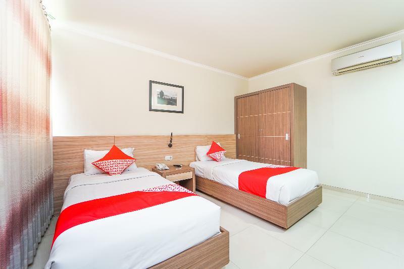 Oyo 235 Maumu Hotel & Lounge Surabaya Bagian luar foto