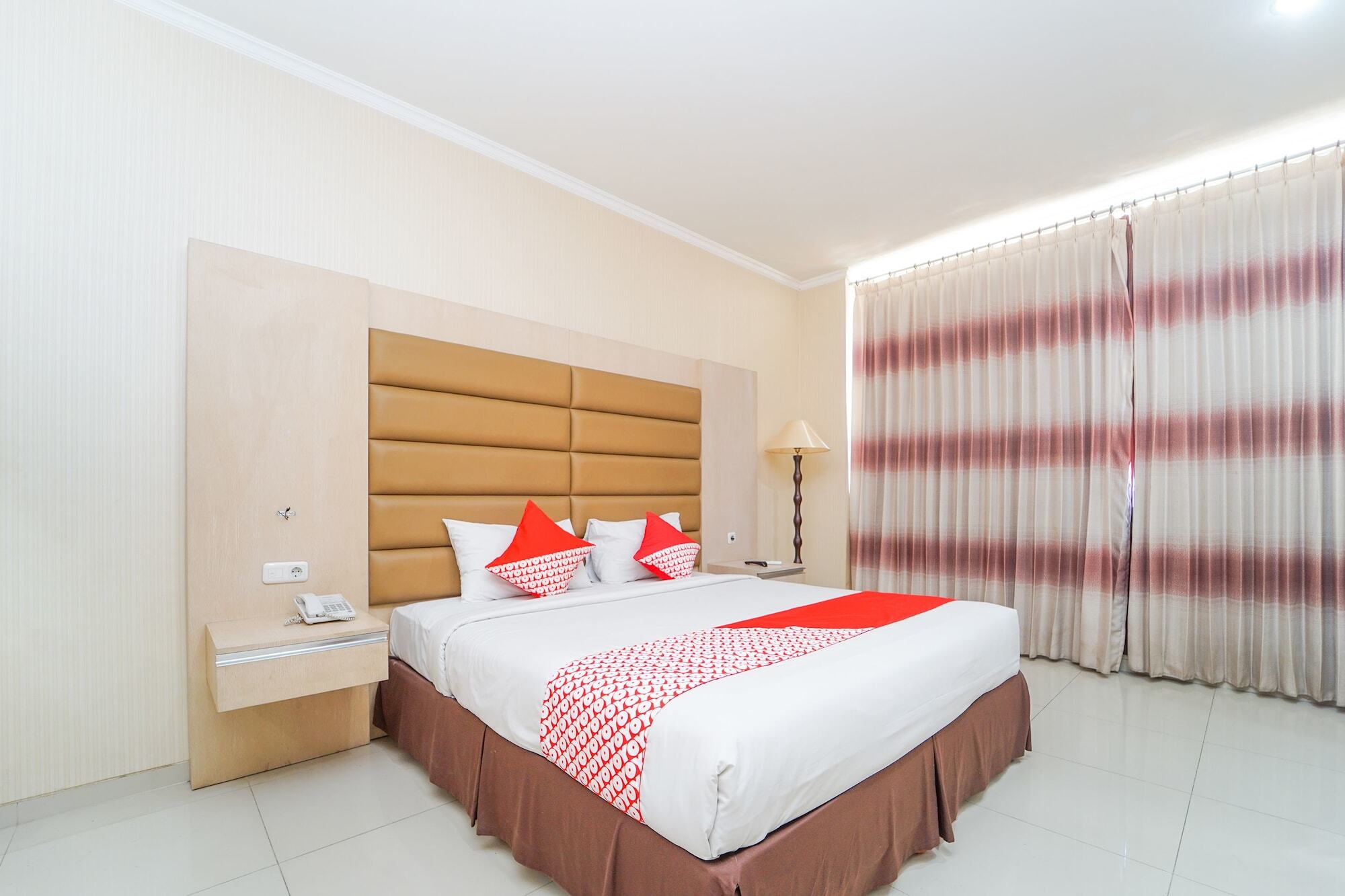 Oyo 235 Maumu Hotel & Lounge Surabaya Bagian luar foto